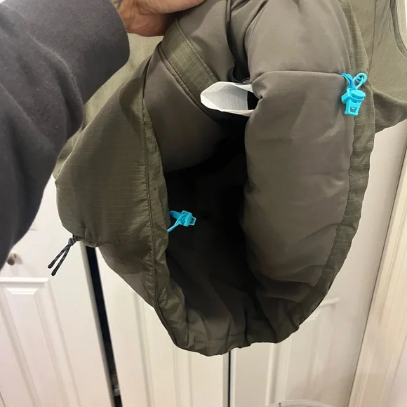 Lululemon Insulated Hiking Vest in olive green - Picture 7 of 8